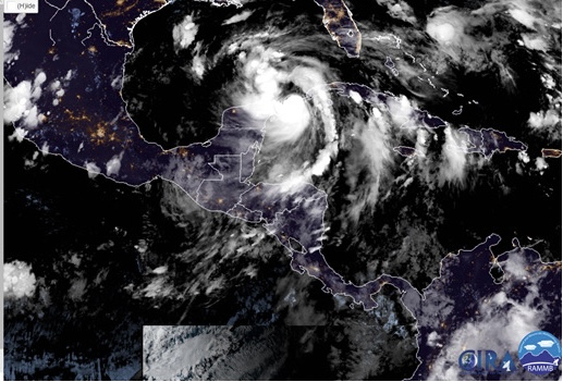 Imagen satelital nocturna de Nate ya organizado como ciclón, con un ojo definido, sobre el canal de Yucatán