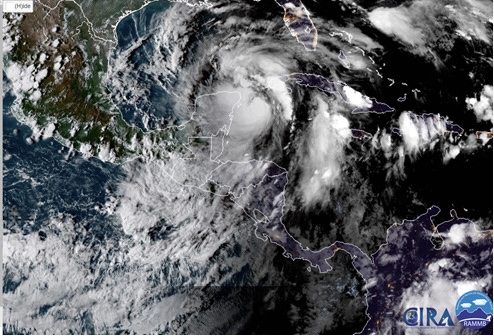 Imagen satelital de Nate como tormenta tropical menos organizada sobre Centroamérica y el Caribe occidental